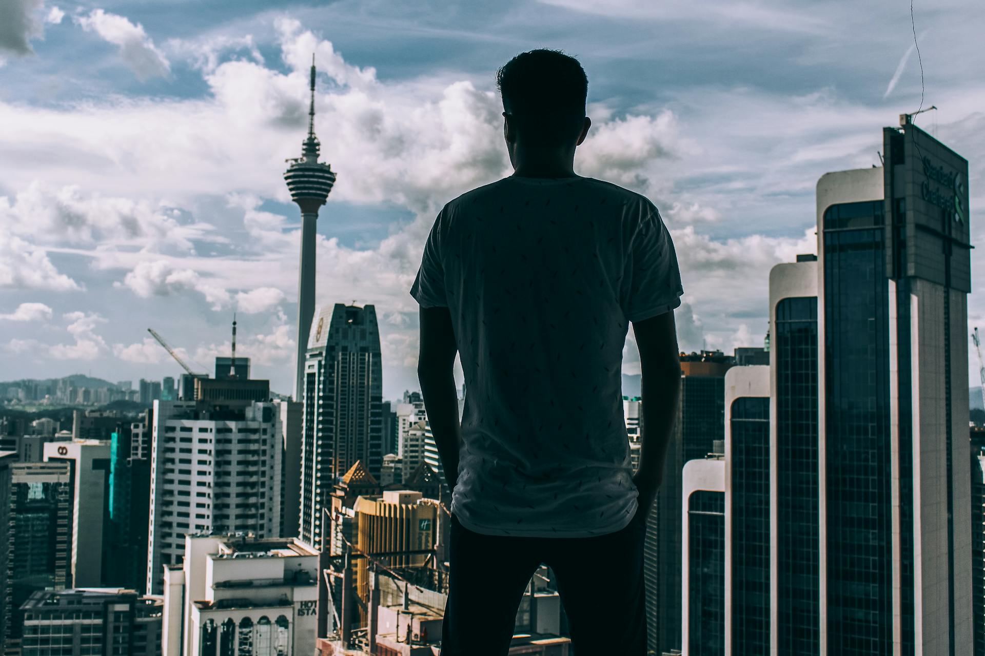 抬頭，背直：從健身房到人生舞台的節奏守則