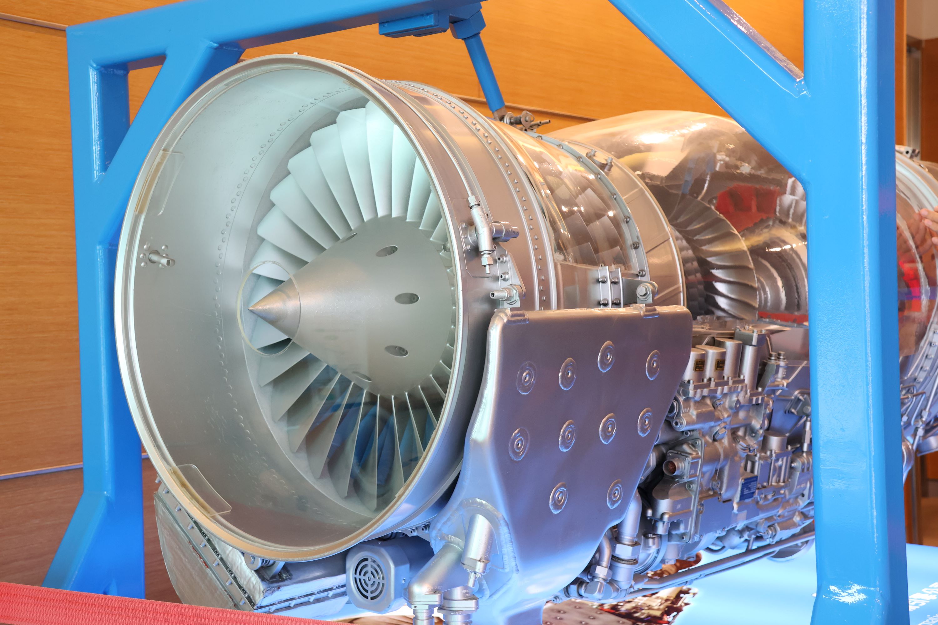 圖3:漢翔公司實際展示飛機發動機,並向青年講解飛行原理